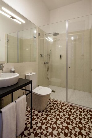 Shower, hair dryer, towels, soap - One Bedroom Standard Apartment with Pool View (Porto)