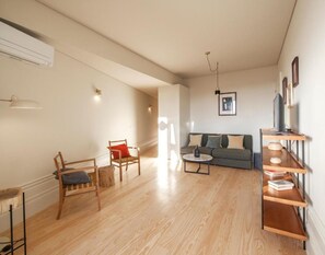 TV - One Bedroom Standard Apartment with Pool View (Porto)