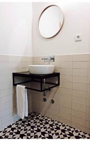 Douche, sèche-cheveux, serviettes fournies, savon
