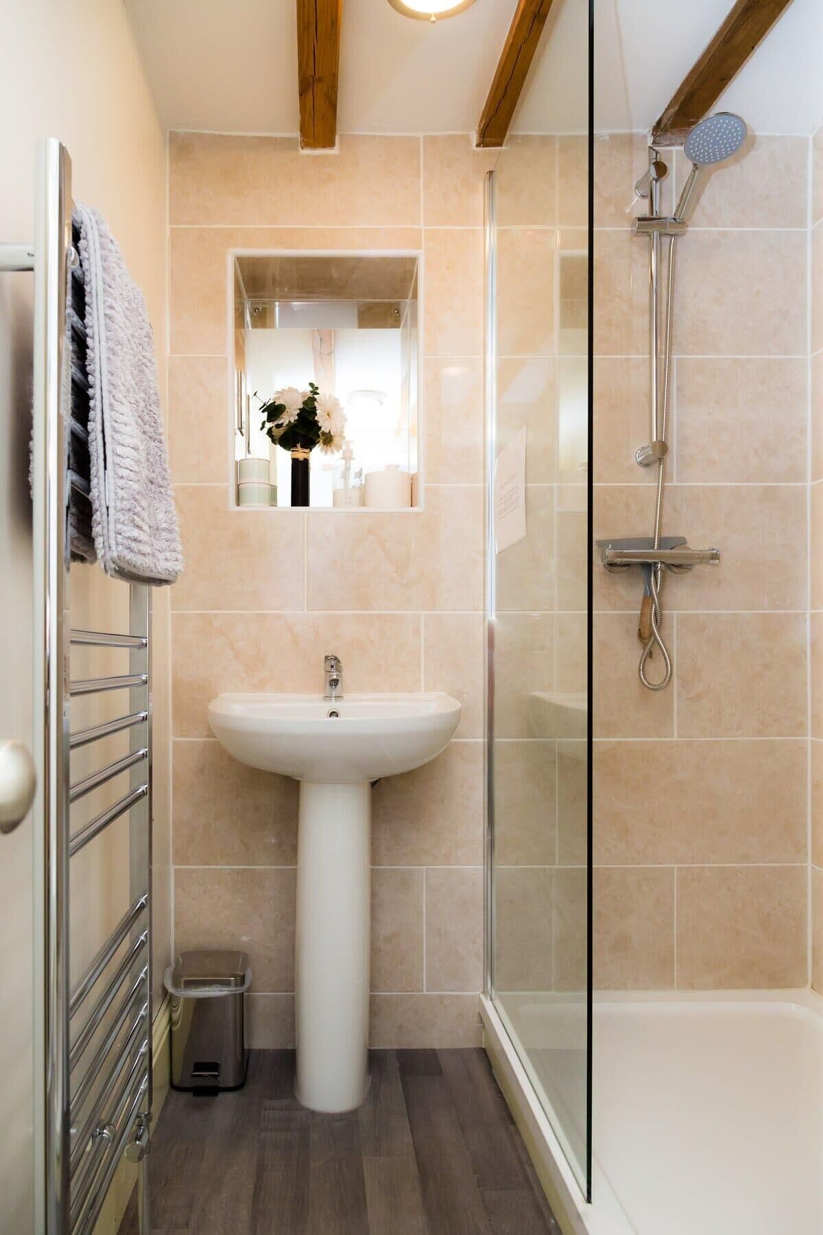 Shower, free toiletries, hair dryer, towels