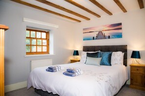 2 bedrooms, desk, iron/ironing board, travel cot - Apartment Two, The Carriage House. (York)