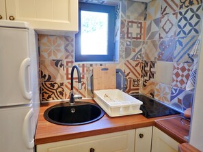 Fridge, stovetop, electric kettle, cookware/dishes/utensils