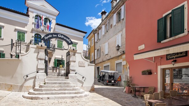 A street with a staircase leading to a building with a sign reading "Aperitivo bar Sirocco". - Campitelli Design Apartment (Rovinj)