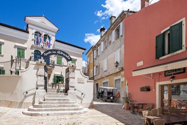 المنشأة من الخارج