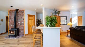 Rumah, 4 kamar tidur | Ruang keluarga | TV