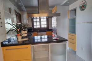 Refrigerador, microondas, parrilla de estufa y cafetera y tetera 