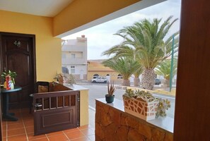 Réfrigérateur, micro-ondes, plaque de cuisson, cafetière/bouilloire