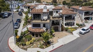 Un barrio residencial con casas de varios pisos, balcones y un patio central con plantas.