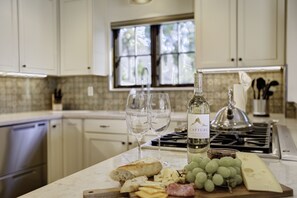 Fridge, microwave, oven, stovetop - New Exquisite Sea la Vie condo in Avila Beach (Avila Beach)