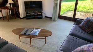 Una televisión, servicios de streaming, una oficina