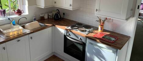 Kühlschrank, Mikrowelle, Ofen, Geschirrspüler