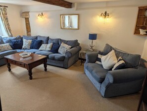 Televisión, libros y oficina 