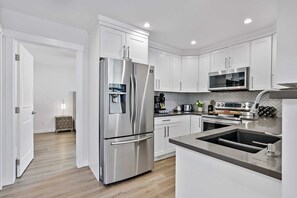 Kjøleskap, mikrobølgeovn, ovn og kokeplater