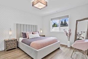 4 bedrooms, Egyptian cotton sheets, memory-foam beds, iron/ironing board - ⭐️⭐️⭐️⭐️⭐️BRAND NEW! The Alpine Escape by SAMSARA RESORT|Top View|Luxury|Downtown 4BR & 3 BTH Accommodating Up to 11 Guests ( BL# RES-10527 ) (Canmore)