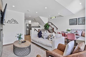 TV, fireplace, video games, Netflix - ⭐️⭐️⭐️⭐️⭐️BRAND NEW! The Alpine Escape by SAMSARA RESORT|Top View|Luxury|Downtown 4BR & 3 BTH Accommodating Up to 11 Guests ( BL# RES-10527 ) (Canmore)