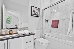 Bathtub, hair dryer, towels - ⭐️⭐️⭐️⭐️⭐️BRAND NEW! The Alpine Escape by SAMSARA RESORT|Top View|Luxury|Downtown 4BR & 3 BTH Accommodating Up to 11 Guests ( BL# RES-10527 ) (Canmore)