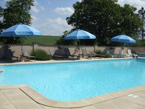 Een buitenzwembad, een verwarmd zwembad