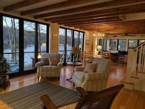 Smart-TV, peis, bøker og stereoanlegg