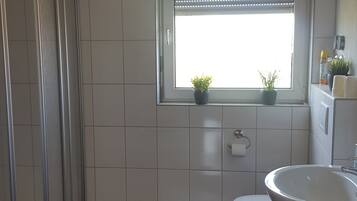 Dusche, Haartrockner, Handtücher, Seife