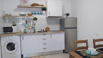 Een koelkast, een microgolfoven, een kookplaat