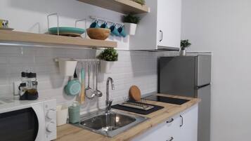 Réfrigérateur, micro-ondes, plaque de cuisson, cafetiÚre/bouilloire