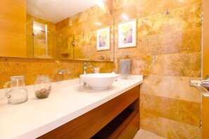 Ducha, secador de pelo y toallas