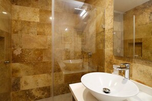 Shower, hair dryer, towels