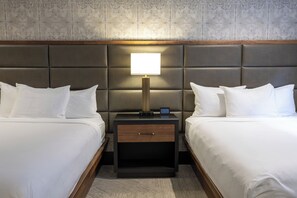 Deluxe kamer, 2 queensize bedden | Individueel gedecoreerd, individueel gemeubileerd, een laptopwerkplek
