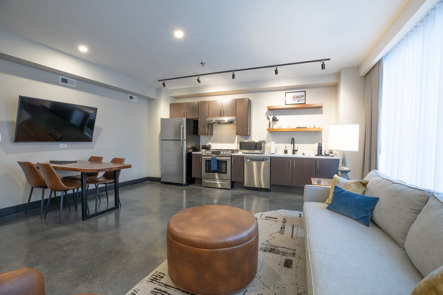 Suite Premium, 1 cama Queen size | Decoración personalizada y muebles diferentes 