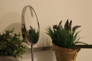 Habitación con 2 camas individuales | Baño | Regadera, regadera tipo lluvia, secadora de cabello, toallas