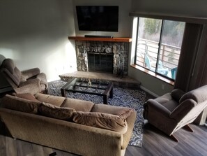 Televisión y chimenea