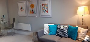 TV - Central Modern Studio. Parking Available (YORK)