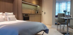 1 bedroom, iron/ironing board, WiFi, bed sheets - Central Modern Studio. Parking Available (YORK)