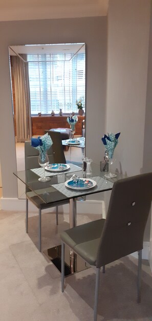 Dining - Central Modern Studio. Parking Available (YORK)