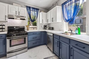 Kylskåp, mikrovågsugn, ugn och spishäll