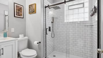 Combined shower/bathtub, jetted bath, hair dryer, towels