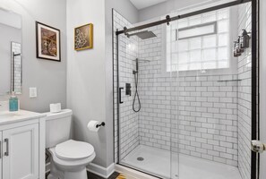 Combined shower/tub, jetted tub, hair dryer, towels