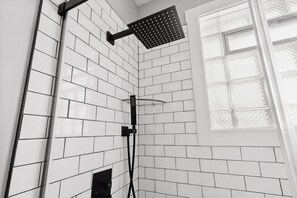 Ensemble baignoire-douche, baignoire à remous, séchoir à cheveux
