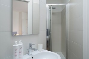 Badewanne, Haartrockner, Bidet, Handtücher