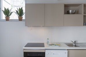 Fridge, oven, dishwasher, coffee/tea maker
