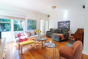 TV, offices - Classic Patterson Charm with Modern Comfort (Bentleigh)