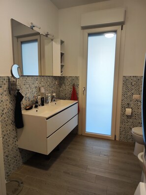 Dusche, Haartrockner, Bidet, Handtücher