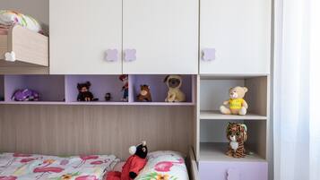 2 slaapkamers, een strijkplank/strijkijzer, reisbedje, gratis wifi