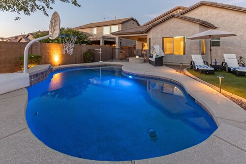 TVs All BRs, Htd POOL, Fire Pit, Paradise for Hikers/Bikers/Golfers