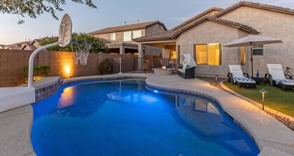 TVs All BRs, Htd POOL, Fire Pit, Paradise for Hikers/Bikers/Golfers