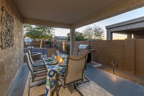 Outdoor dining - TVs All BRs, Htd POOL, Fire Pit, Paradise for Hikers/Bikers/Golfers (Phoenix)