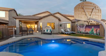 TVs All BRs, Htd POOL, Fire Pit, Paradise for Hikers/Bikers/Golfers