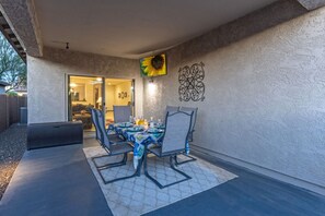 Outdoor dining - TVs All BRs, Htd POOL, Fire Pit, Paradise for Hikers/Bikers/Golfers (Phoenix)