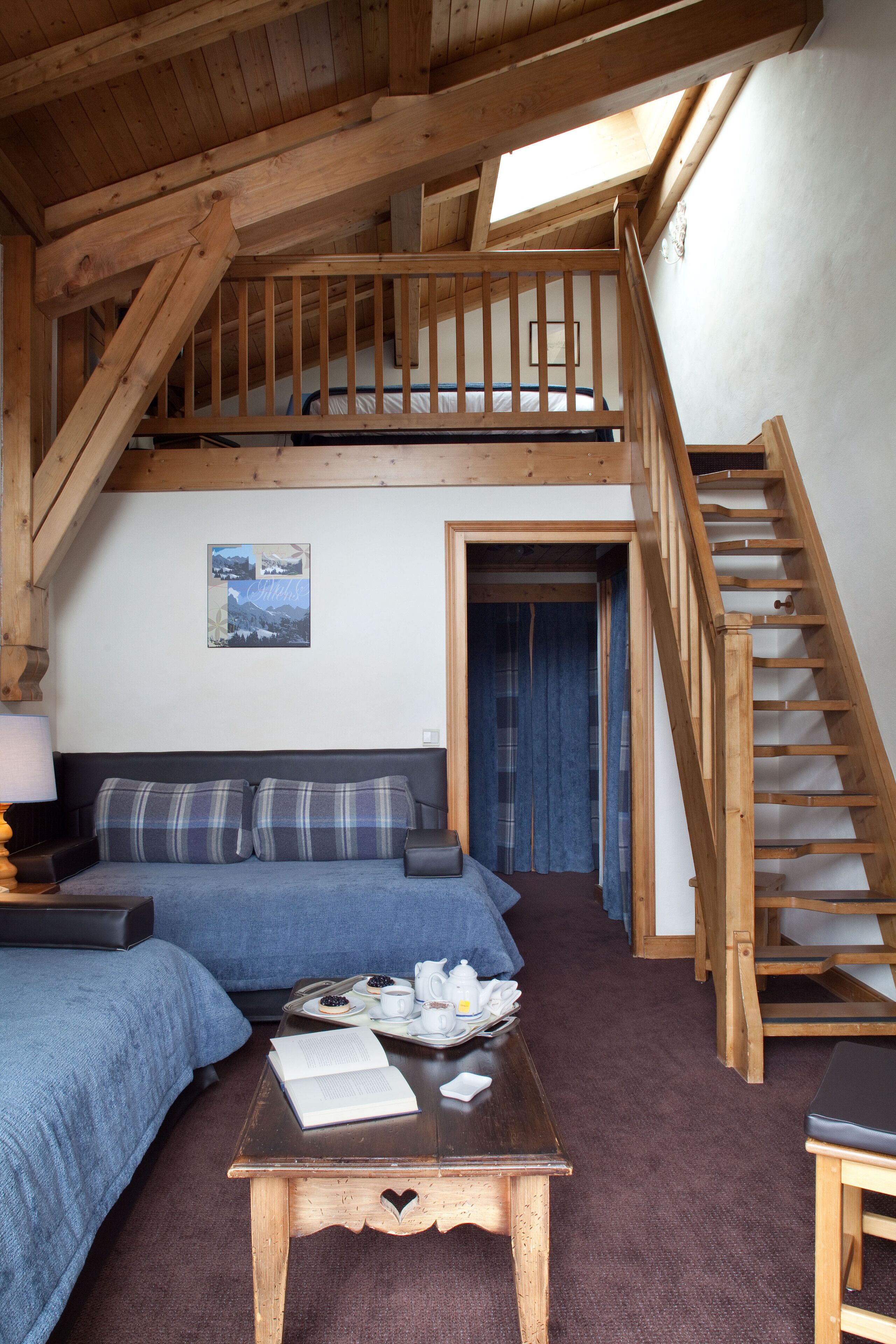 standard duplex | in-room safe, desk, free wifi, bed sheets