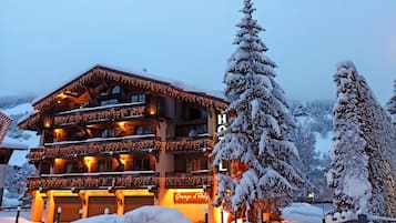 GRANGE D'ARYL offers a charming balcony with string lights.